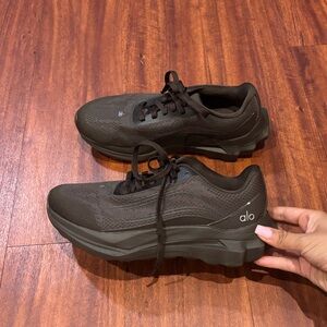 Alo Yoga Runner Sneakers